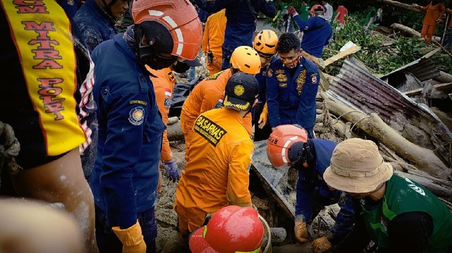 BNPB mencatat 13 orang meninggal bumi dalam musibah banjir dan longsor di tujuh wilayah Sulawesi Selatan. Satu orang dilaporkan hilang.