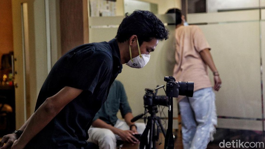 Begini Protokol Kesehatan Saat Syuting Podcast di Era New Normal Masyarakat mulai kembali beraktivitas dengan sejumlah modifikasi di era new normal. Sejumlah protokol kesehatan pun diterapkan guna cegah penyebaran COVID-19.