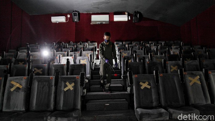 Bioskop Rakyat (Indiskop) di Teluk Gong, Jakarta Utara, sibuk menerapkan simulasi protokol kesehatan meski gagal dibuka untuk umum pada 29 Juli mendatang.