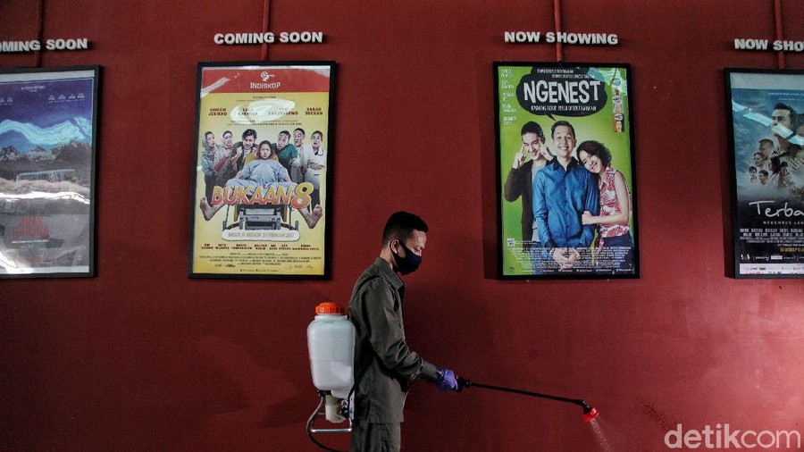 Bioskop Rakyat (Indiskop) di Teluk Gong, Jakarta Utara, sibuk menerapkan simulasi protokol kesehatan meski gagal dibuka untuk umum pada 29 Juli mendatang.