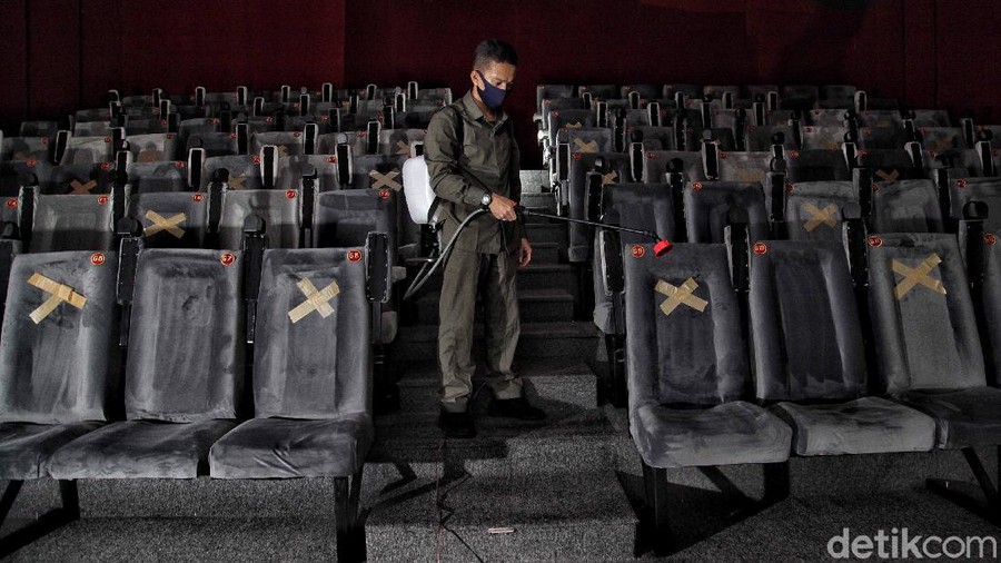 Bioskop Rakyat Beradaptasi di Era New Normal Bioskop Rakyat (Indiskop) di Teluk Gong, Jakarta Utara, sibuk menerapkan simulasi protokol kesehatan meski gagal dibuka untuk umum pada 29 Juli mendatang.