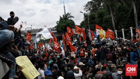 FOTO: Massa Geruduk Gedung DPR Tolak Omnibus Law