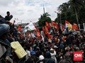 FOTO: Massa Geruduk Gedung DPR Tolak Omnibus Law