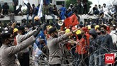 Demo Tolak Omnibus Law Di DPR Kelompok buruh, petani, dan mahasiswa menolak Omnibus Law RUU Cipta Lapangan Kerja menggelar aksi di sisi kiri pintu gerbang DPR RI, Jakarta, Kamis (16/7). Pemerintah dan DPR dinilai gagal menangkap aspirasi masyarakat. CNN Indonesia/Andry Novelino