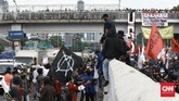 Demo Tolak Omnibus Law Di DPR Kelompok Massa Anarko mencoba memecah konsentrasi massa dengan memasuki jalan tol saat aksi Kelompok buruh, petani, dan mahasiswa menolak Omnibus Law RUU Cipta Lapangan Kerja menggelar aksi di sisi kiri gerbang DPR RI.Jakarta, Kamis (16/7). CNN Indonesia/Andry Novelino