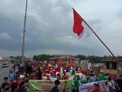 Massa Demo Tolak Omnibus Law di Flyover Amplas Medan, Lalin Macet