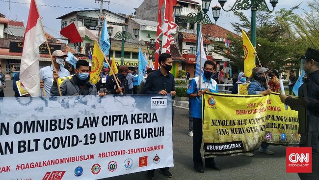 Majelis Pekerja Buruh Indonesia (MPBI) Daerah Istimewa Yogyakarta (DIY) menggelar aksi long march menolak Omnibus Law Rancangan Undang-Undang (RUU) Cipta Kerja, dari Tugu menuju Gedung DPRD DIY hingga Kompleks Kepatihan Yogyakarta, Kamis (16/7).