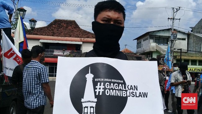 Majelis Pekerja Buruh Indonesia (MPBI) Daerah Istimewa Yogyakarta (DIY) menggelar aksi long march menolak Omnibus Law Rancangan Undang-Undang (RUU) Cipta Kerja, dari Tugu menuju Gedung DPRD DIY hingga Kompleks Kepatihan Yogyakarta, Kamis (16/7).