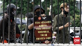 Buruh Pergoki DPR Rapat RUU Cipta Kerja di Hotel