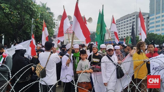 Ratusan massa dari sejumlah ormas Islam yang akan menggelar aksi unjuk rasa menolak Rancangan Undang-Undang Haluan Ideologi Pancasila (RUU HIP) mulai mendatangi kawasan depan Gedung MPR/DPR, Jakarta.