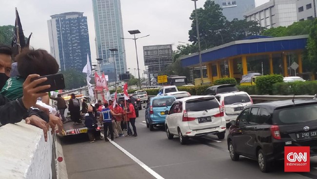 Sejumlah massa demo menolak Rancangan Undang-Undang Haluan Ideologi Pancasila (RUU HIP) merengsek masuk ke Tol Dalam Kota di depan Gedung DPR/MPR, Kamis (16/7).