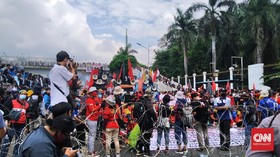 Pekik Massa Aksi Tolak Omnibus Law di DPR: Rezim Anti-rakyat