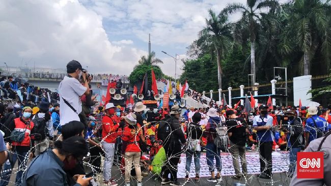 Demo Tolak RUU HIP Demonstrasi menolak Rancangan Undang-Undang Haluan Ideologi Pancasila (RUU HIP) di depan Gedung MPR/DPR, Kamis (16/7). CNN Indonesia/Yogi Anugrah