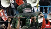 demo Tolak RUU HIP Kelompok buruh, petani, dan mahasiswa menolak Omnibus Law RUU Cipta Lapangan Kerja menggelar aksi di sisi kiri pintu gerbang DPR RI, Jakarta, Kamis (16/7). Pemerintah dan DPR dinilai gagal menangkap aspirasi masyarakat. CNN Indonesia/Andry Novelino