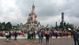 Disneyland Paris Dibuka, Parade Geng Mickey Belum Digelar