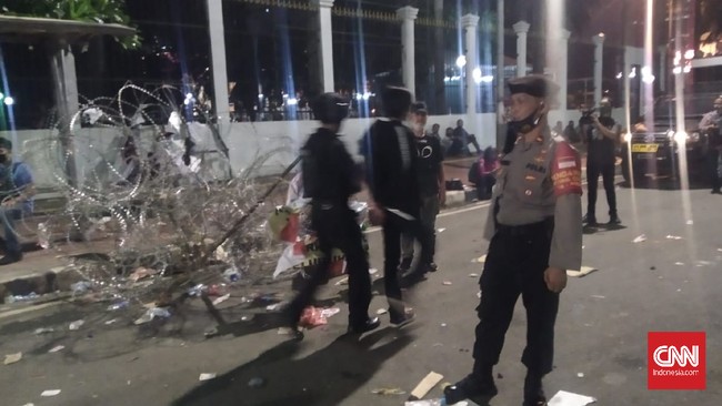 Demonstrasi yang dilakukan massa menuntut agar DPR menghentikan pembahasan RUU Ciptaker
gedung DPR/MPR RI, Jakarta Pusat sempat berujung lempar-lemparan botol dan petasan pada Kamis (16/7) malam. Usai kejadian tersebut, dua orang pemuda terlihat diamankan pihak kepolisian.