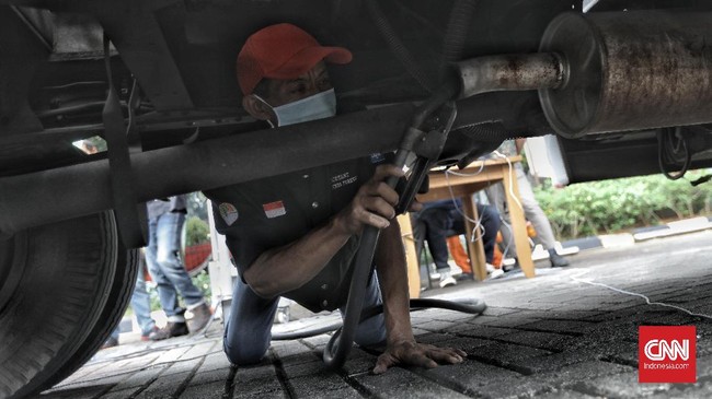 Pengendara yang tidak mentaati aturan uji emisi akan dikenakan sanksi tilang Rp250 ribu untuk sepeda motor dan mobil sebesar Rp500 ribu.