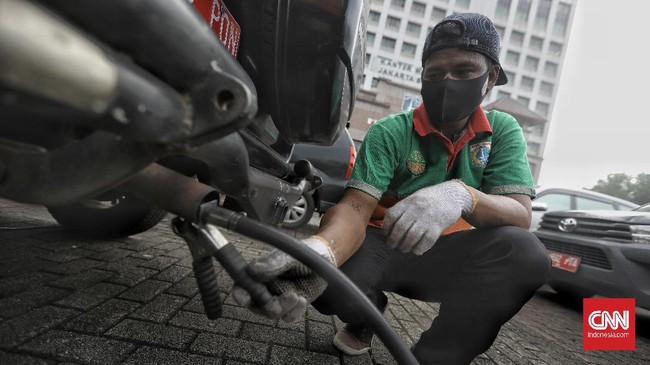 Uji emisi wajib dilakukan bagi kendaraan dengan usia lebih dari tiga tahun.
