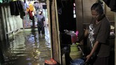 Korban Banjir Konawe Warga memasak di rumahnya yang terendam banjir di Desa Lalonggotomi, Konawe, Sulawesi Tenggara, Rabu (15/7/2020). Luapan Sungai Konaweha mengakibatkan 1.669 jiwa mengungsi sementara 1.235 rumah terendam banjir yang tersebar di 11 Kecamatan di Kabupaten Konawe. ANTARA FOTO/Jojon/foc.