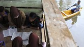 Korban Banjir Konawe Siswa SD Negeri 1 Praja Taman Sari mengikuti pelajaran di salah satu rumah warga di Desa Laloika, Konawe, Sulawesi Tenggara, Selasa (14/7/2020). Pihak sekolah terpaksa memberlakukan belajar kelompok bagi muridnya yang terdampak banjir. ANTARA FOTO/Jojon/foc.