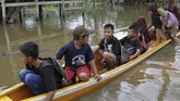 Korban Banjir Konawe Siswa SD Negeri 1 Praja Taman Sari diatas rakit untuk belajaran di salah satu rumah warga di Desa Laloika, Konawe, Sulawesi Tenggara, Selasa (14/7/2020). Pihak sekolah terpaksa memberlakukan belajar kelompok bagi muridnya yang terdampak banjir. ANTARA FOTO/Jojon/foc.