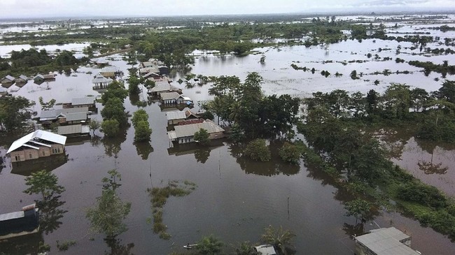 Kondisi Desa Laloika dan Desa Wonuamonapa yang terendam banjir, Konawe, Sulawesi Tenggara, Selasa (14/7/20). BPBD Kabupaten Konawe mengidentifikasi sebanyak 11 kecamatan di Kabupaten Konawe terendam banjir akibat luapan Sungai Konaweha dalam tiga hari terakhir. ANTARA FOTO/Algazali/JJ/hp.