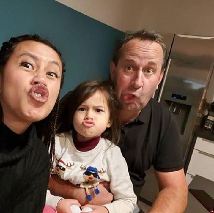 <p>Tak hanya harmonis, keluarga Lia pun sangat kompak. Lihat saja ekspresi mereka dalam foto ini, kocak ya. (Foto: Instagram @liawaode)</p>