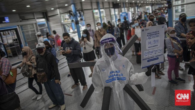 Sejumlah anggota komunitas Transjakarta melakukan sosialisai dengan berpenampilan 