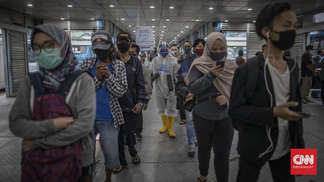 Transjakarta membolehkan penumpang tak pakai masker di dalam bus selama dalam kondisi sehat dan tak berisiko menularkan atau tertular penyakit.