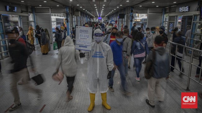 Sejumlah anggota komunitas Transjakarta melakukan sosialisai dengan berpenampilan 