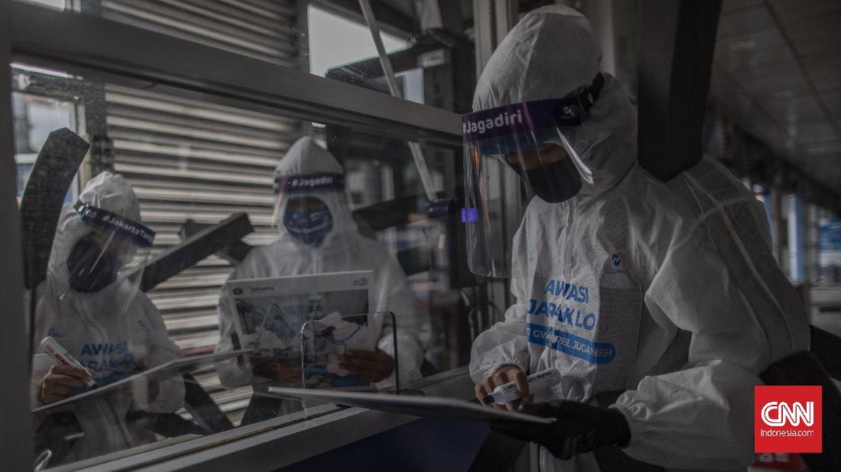 FOTO : Ketika 'Manusia Covid' Menyapa Warga Jakarta