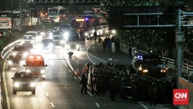 Massa Aksi Bertahan di Depan DPR, Jalan Gatot Subroto Ditutup
