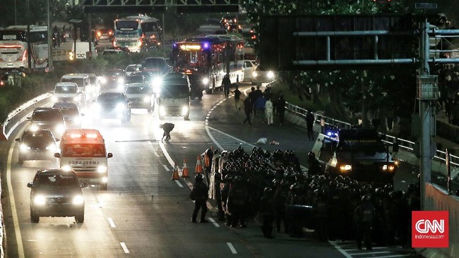 Massa aksi menolak RUU Omnibus Law Cipta Kerja masih bertahan di depan Gedung DPR hingga saat ini. Mereka janji bubar jika polisi melepaskan rekan mereka.