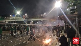 Sebelum Bubar, Massa Demo DPR Lempari Botol ke Arah Polisi