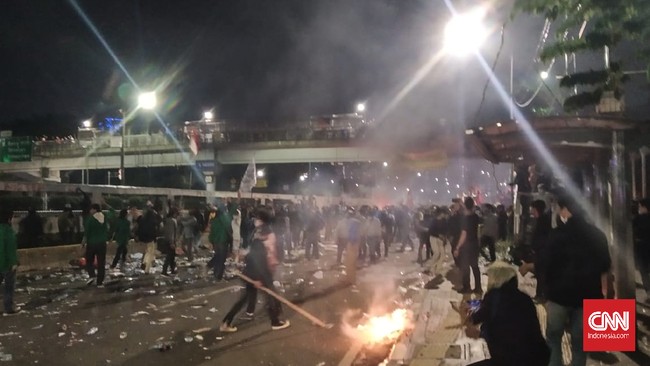 Unjuk rasa yang dilakukan massa menuntut agar DPR menghentikan pembahasan RUU Ciptaker di depan gedung DPR/MPR, Jakarta sempat berujung kericuhan, Kamis (16/7) malam. Sebelum bubar massa terlihat melempari botol minuman ke arah polisi yang berjaga.