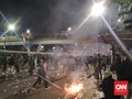 Sebelum Bubar, Massa Demo DPR Lempari Botol ke Arah Polisi