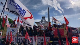 Massa Aksi Anti Omnibus Law Belakangi Kantor Gubernur Jatim