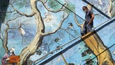 Nyalang Edisi 18 Juli 2020 An Iranian man wearing a protective mask due to the COVID-19 pandemic, climbs down a decorated stairway in the capital Tehran, on July 14, 2020. (Photo by ATTA KENARE / AFP)