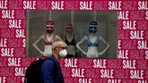 Nyalang Edisi 18 Juli 2020 A man wearing a protective face mask walks past a shop window in London, Tuesday, July 14, 2020. Britain's government is demanding people wear face coverings in shops as it has sought to clarify its message after weeks of prevarication amid the COVID-19 pandemic. (AP Photo/Frank Augstein)