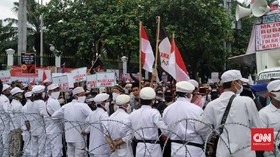 Demo Tolak RUU HIP, Massa Bawa Poster 'Bubarkan PDIP'