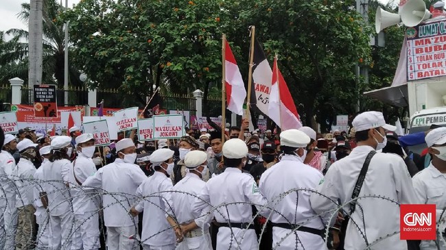 Demonstrasi menolak Rancangan Undang-Undang Haluan Ideologi Pancasila (RUU HIP) di depan Gedung MPR/DPR