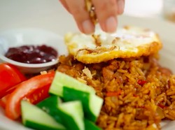 Ketika YouTuber Luar Negeri Bikin Resep Nasi Goreng Indonesia, Kayak Apa Ya?
