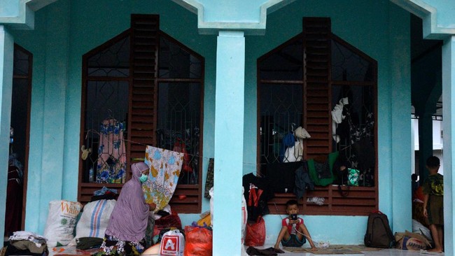 Ketua Umum DMI, Jusuf Kalla mengizinkan masjid-masjid menjadi tempat penampungan sementara bagi masyarakat korban bencana alam.