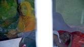 Ribuan Jiwa Mengungsi Akibat Banjir Bandang Masamba Warga korban banjir bandang mengungsi di masjid kawasan kantor Bupati Luwu Utara, Sulawesi Selatan, Kamis (16/7/2020). Sebanyak 15.994 jiwa mengungsi di sejumlah posko pengungsian karena rumah mereka rusak dan hilang akibat tertimbun lumpur setelah diterjang banjir bandang. ANTARA FOTO/Abriawan Abhe/nz