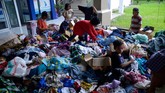 Ribuan Jiwa Mengungsi Akibat Banjir Bandang Masamba Anak-anak korban banjir bandang memilih pakaian layak pakai saat mengungsi di kawasan kantor Bupati Luwu Utara, Sulawesi Selatan, Kamis (16/7/2020). Sebanyak 15.994 jiwa mengungsi di sejumlah posko pengungsian karena rumah mereka rusak dan hilang akibat tertimbun lumpur setelah diterjang banjir bandang. ANTARA FOTO/Abriawan Abhe/nz