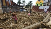 Ribuan Jiwa Mengungsi Akibat Banjir Bandang Masamba People walk on debris at an area affected by flash flood in Masamba, South Sulawesi province, Indonesia, Wednesday, July 15, 2020. Rescuers on Wednesday were searching for missing people after heavy rains in Indonesia's South Sulawesi province swelled rivers and send floodwaters, mud and debris across roads and into thousands of homes. (AP Photo/Khaizuran Muchtamir)