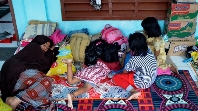 Satgas Covid-19 Luwu Utara mewaspadai pengungsi banjir bandang yang terkena ISPA karena gejalanya disebut mirip Covid-19.