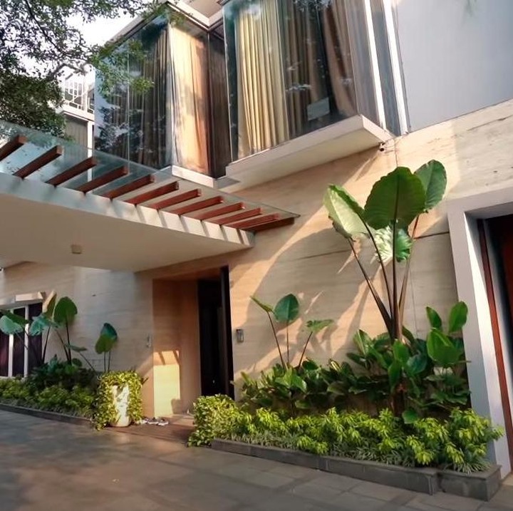 <p>Dalam sebuah kesempatan, penyanyi Rossa menunjukkan rumahnya kepada Boy William. Rumahnya tak hanya besar, namun halamannya juga luas dan asri. (Foto: YouTube Boy William)</p>
