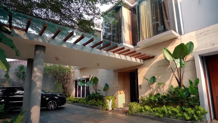 7 Potret Indahnya Rumah Rossa Adem Bak Villa Mewah di 7 Potret Indahnya Rumah Rossa Adem Bak Villa Mewah di
