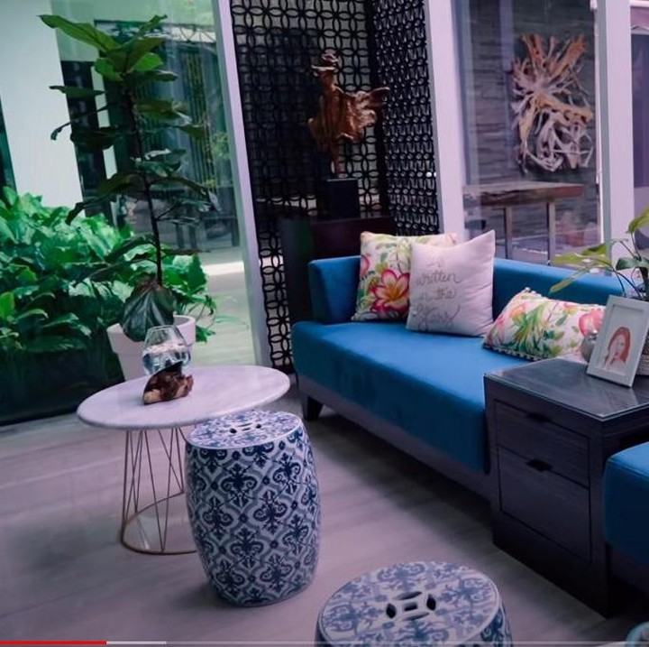 <p>Beralih ke bagian dalam rumah, pemilihan furnitur pun diperhatikan, mulai dari warna hingga desainnya. (Foto: YouTube Boy William)</p>